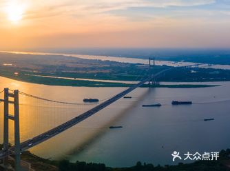 镇江，长江边，高架桥是高速路