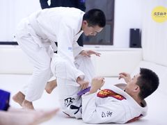 -菠萝格斗巴西柔术训练馆