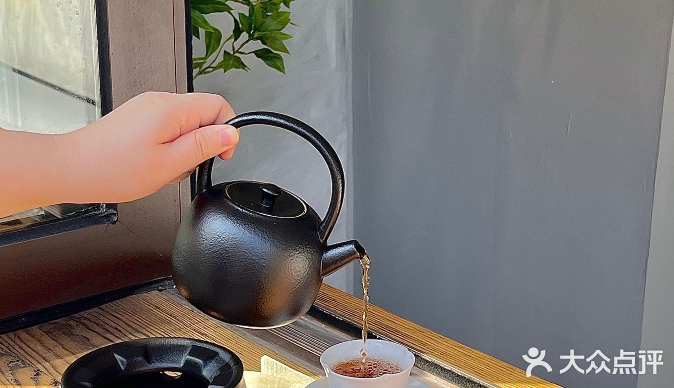在院子里晒太阳喝咖啡 秋日氛围感拉满!