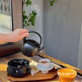 在院子里晒太阳喝咖啡 秋日氛围感拉满!