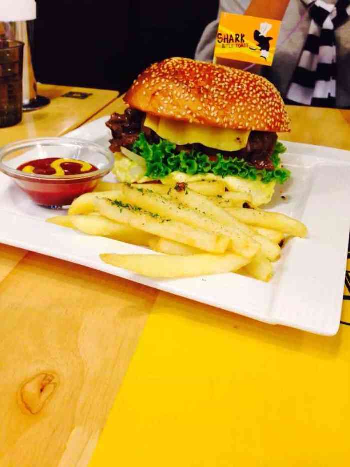 的…吐司跟棉花糖的饮品推荐…别的汉堡类吃个新鲜…大奥莱一楼…北侧