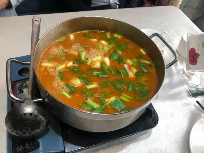 贵人相厨-"店面重新装修过,可是反而不舒服.屋里惨白.