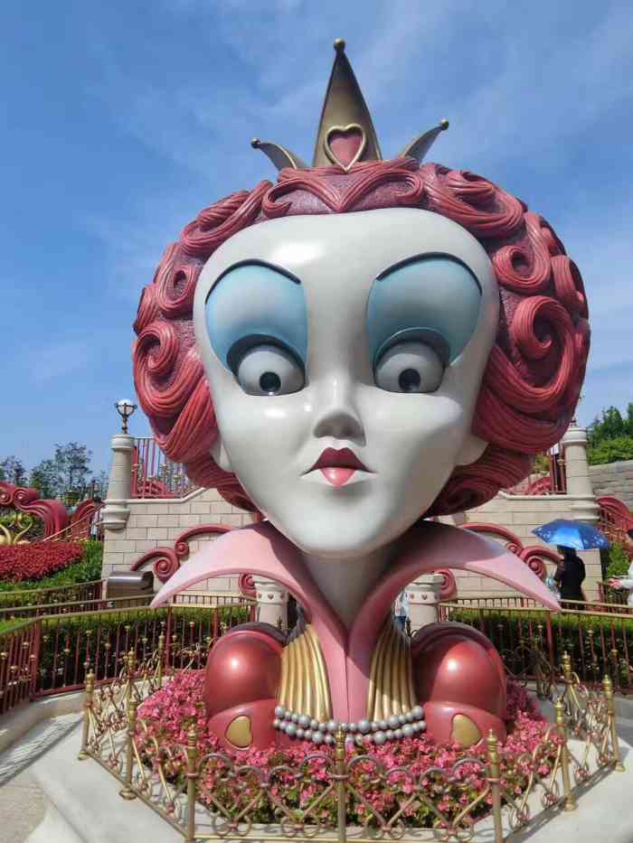 走走逛逛拍拍照的,位置在小矿车的对面,城堡下面,有红皇后庄园,里面一