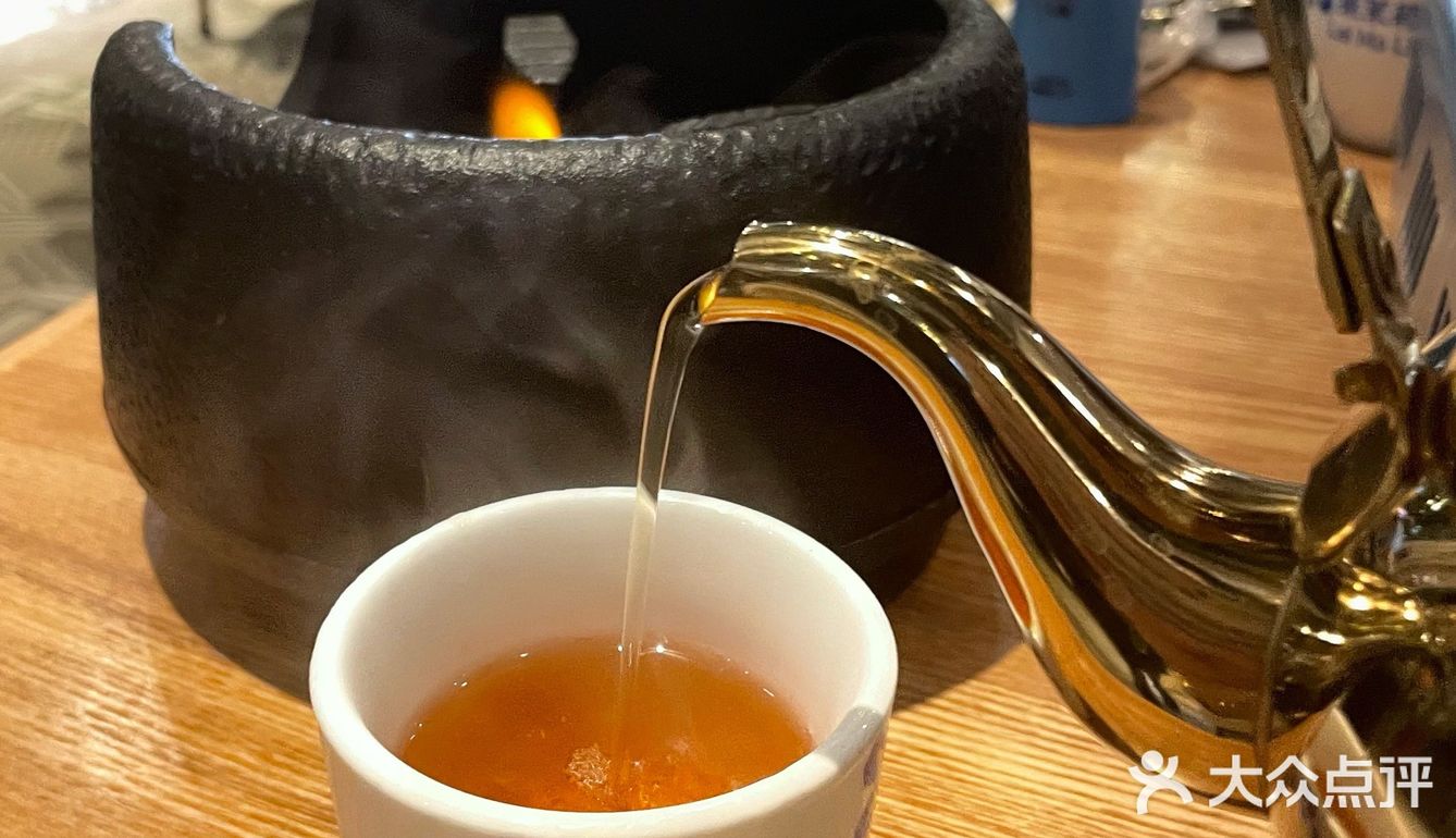 两个女生要了四份素菜一份 一份土豆粉 一份葱油饼