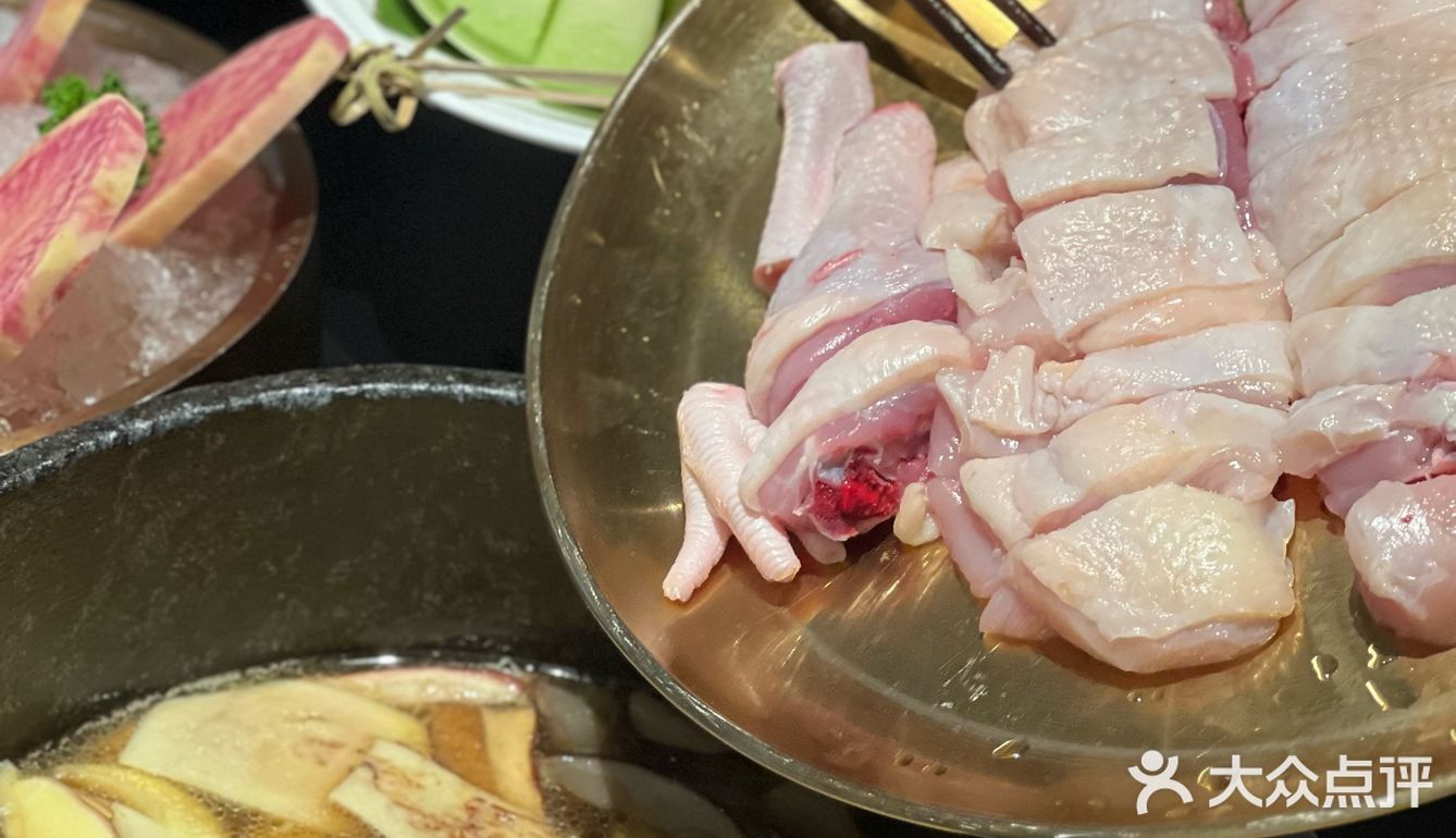 热气腾腾的一锅野生菌土鸡汤，新年与菌相见！