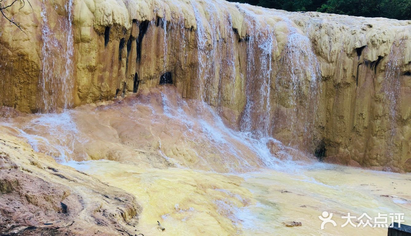 黄龙以高海拔钙化五彩池闻名