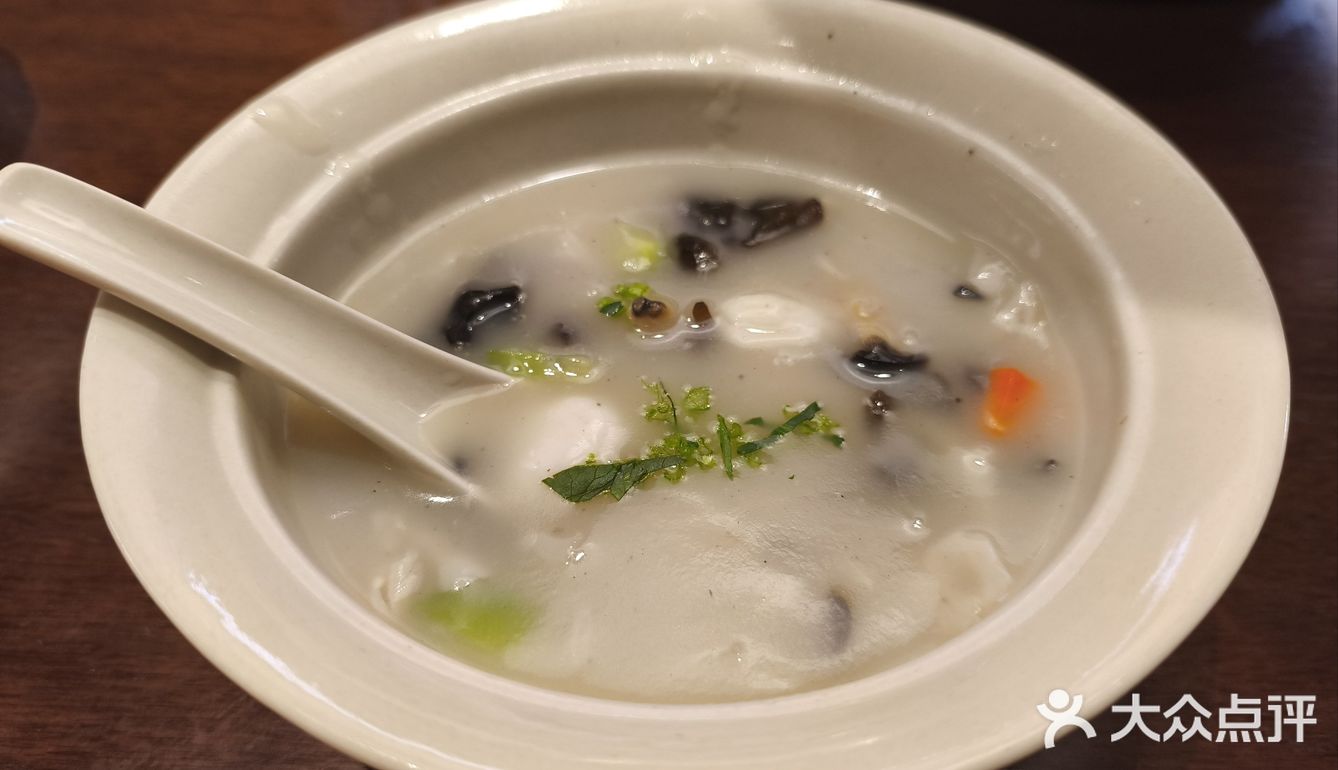 排队有一点，中午一点半还会不断有客人扶老携幼的进来