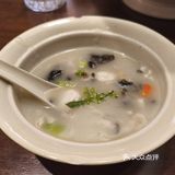 排队有一点，中午一点半还会不断有客人扶老携幼的进来