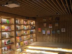 -新华里咖啡书吧(新华书店小寨店)