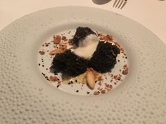 芝麻蛋糕搭配椰味冰淇淋及杏仁奶-AZUR聚(香格里拉饭店)