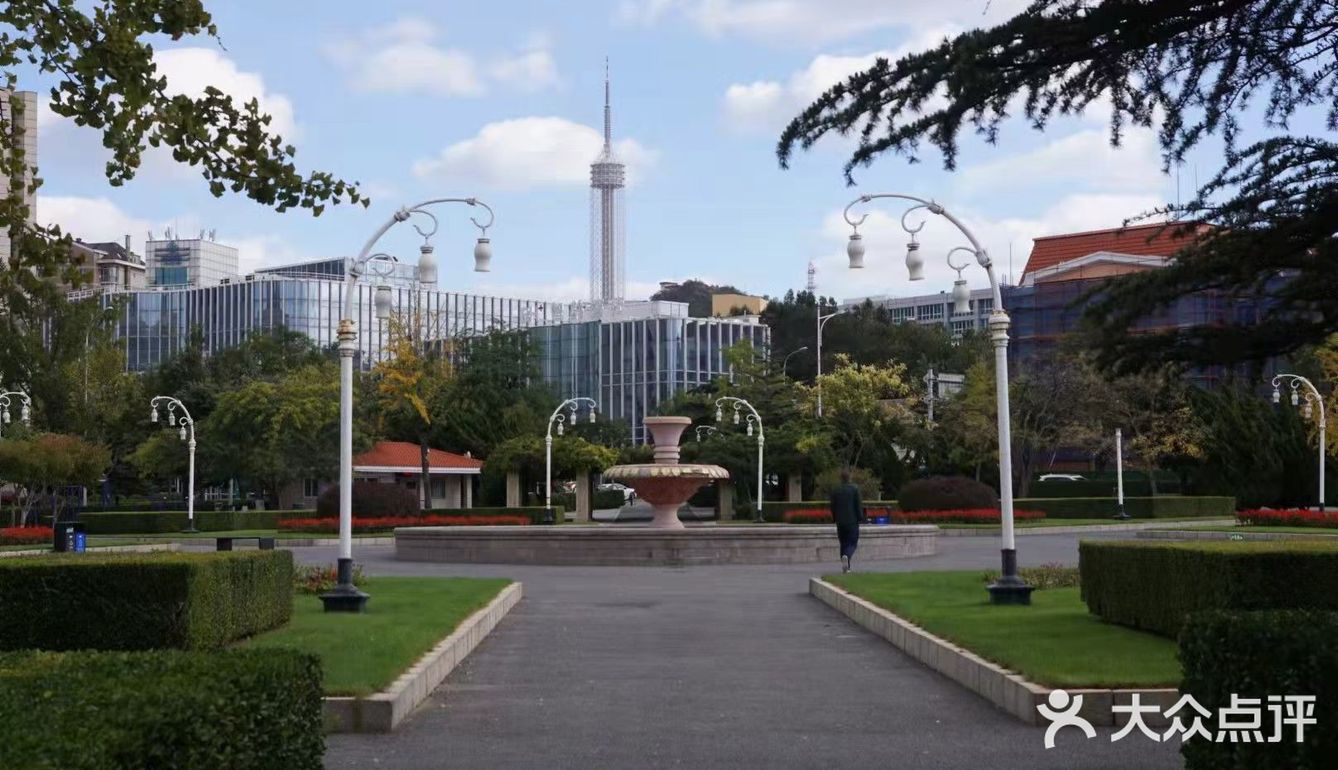 原位于大连市斯大林广场现称人民广场