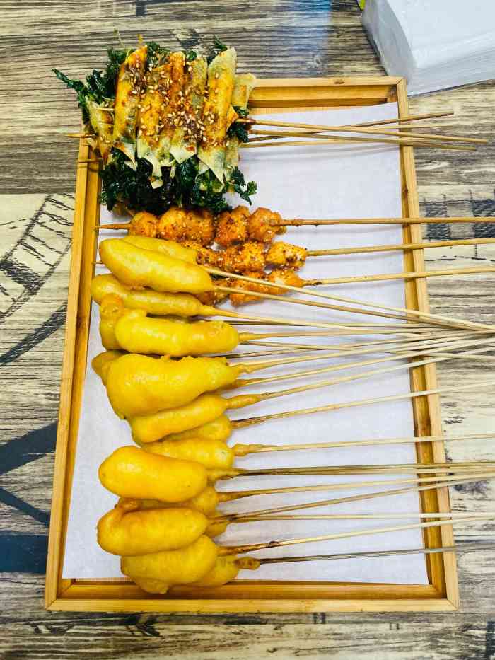 韩扬手工炸串-"家门口路过很多次的炸串店,总是看见很多人.