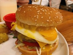 金菠萝和牛汉堡-more than meow吴止猫主题餐厅(承德 中船汇店)