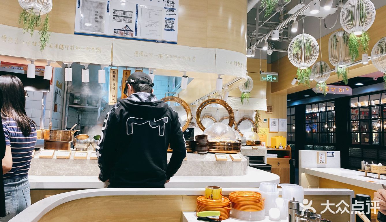 牛汤哥吃面也喝汤[调皮]