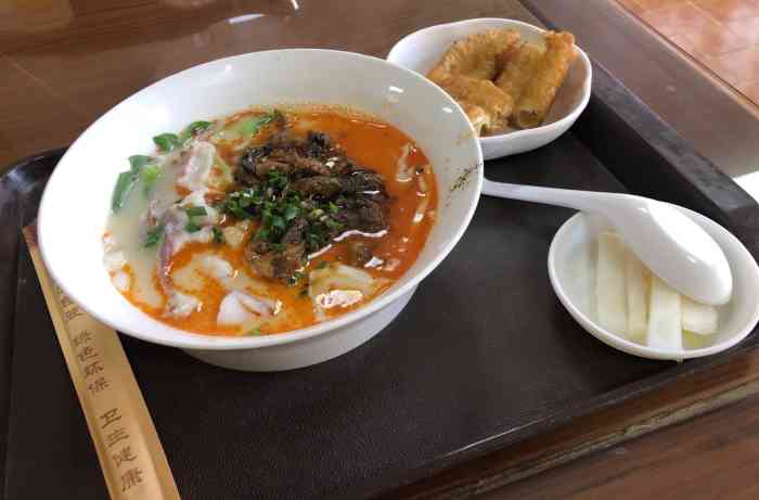 何记鳝鱼面(工农兵路店)-"工农兵路上开了很久的老店,久仰大名环境.