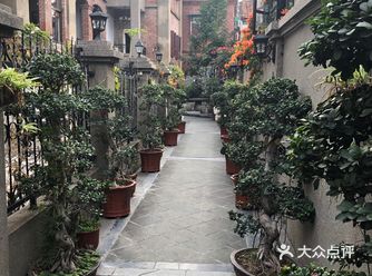 看了下近期订房情况，周六价格比平常贵50%左右