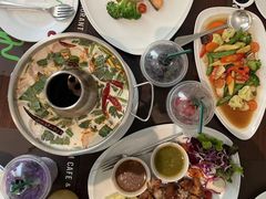 -Chom Cafe and Restaurant