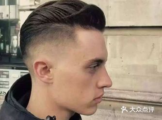 留背头也是需要一个头发比较长的,所以男生在留的过程中