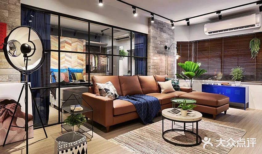 今日分享卧室到客厅的玻璃隔断让人眼前一亮！