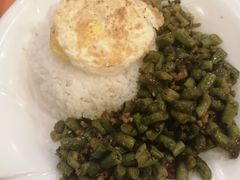 肉沫酸豆角盖饭-大拇指煎蛋饭