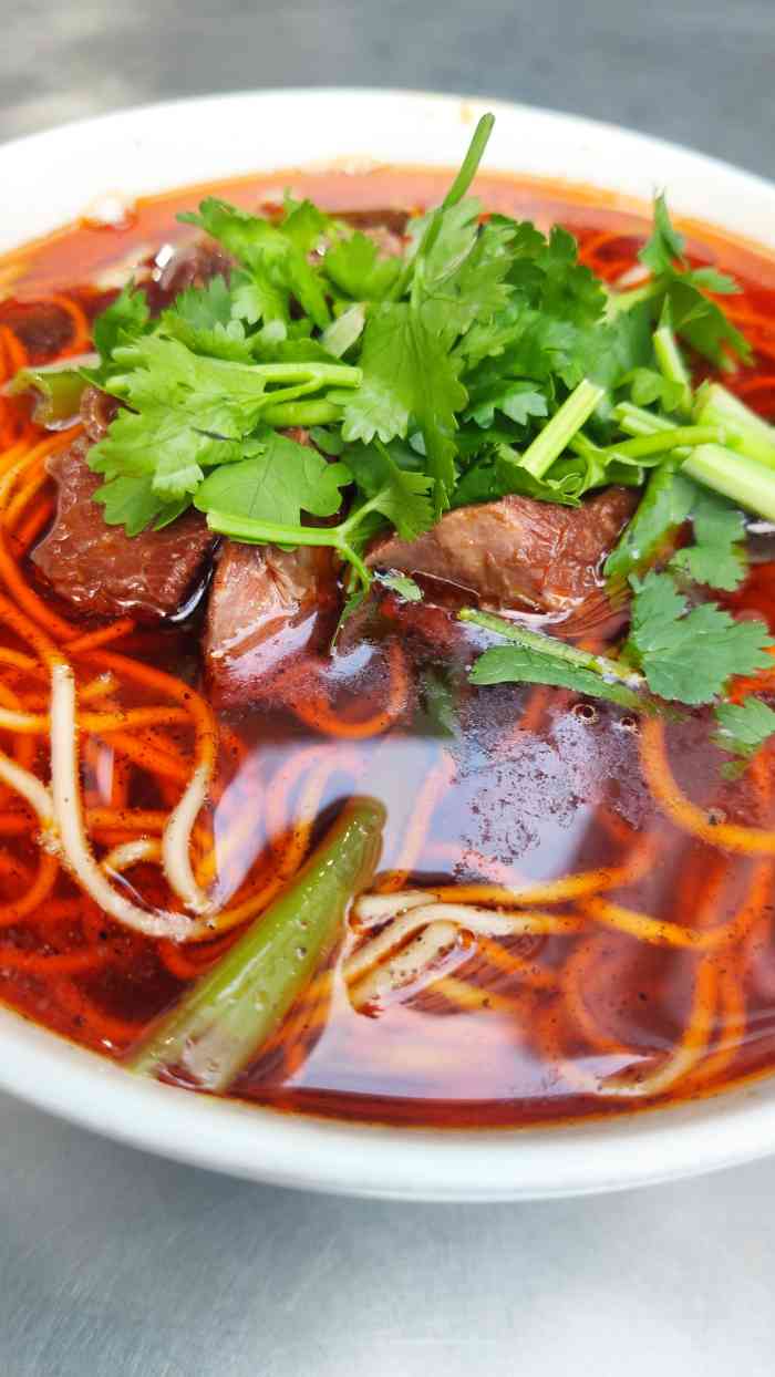 看着很厚的一层油,但是油而不腻,好吃;肉质也不错,大坨大坨的牛肉,很