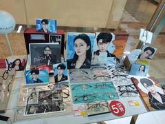 -英伦眼镜蔡司依视路折扣店(通州万达店)