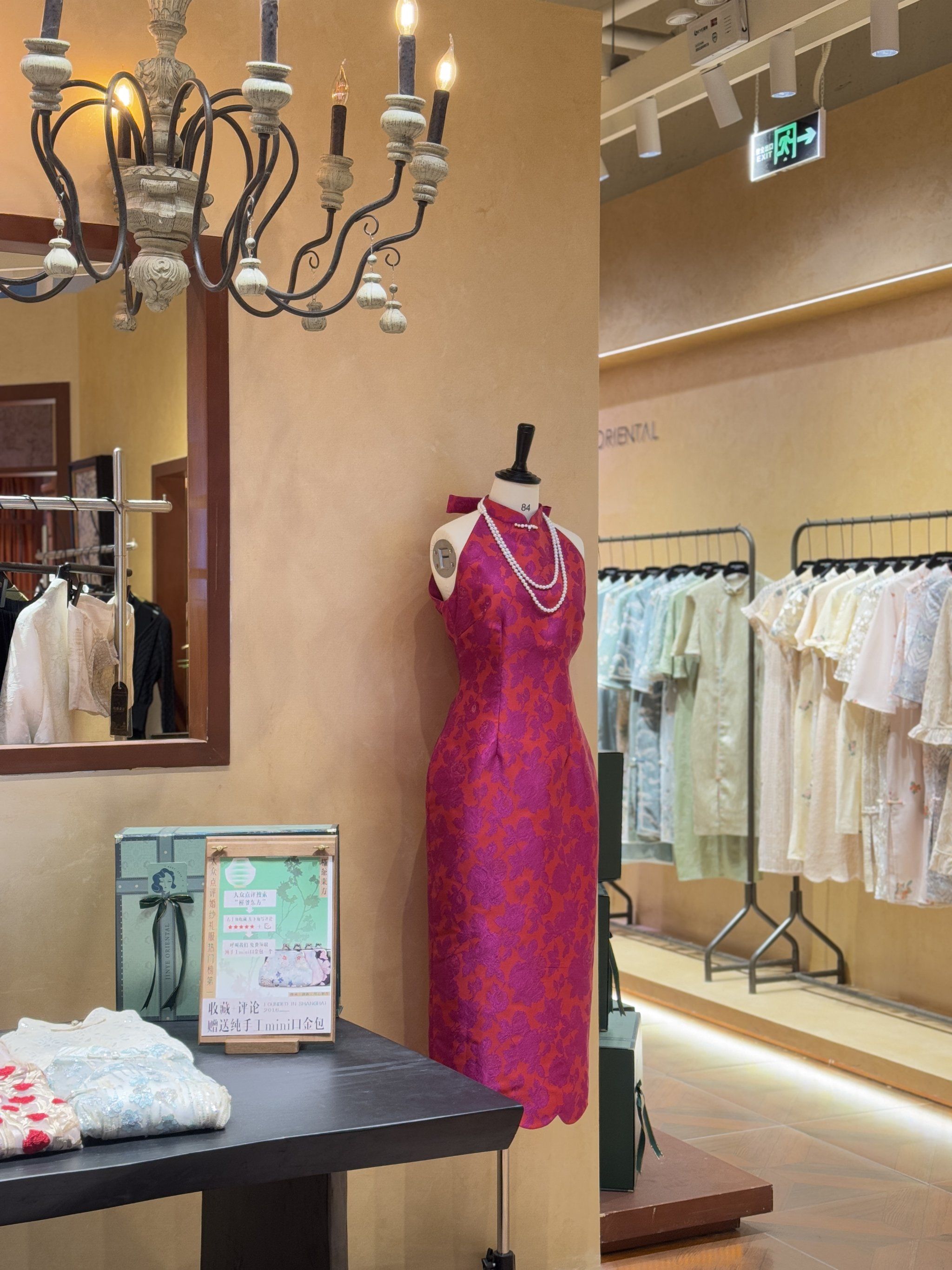 了,问了才知道原来是在这家开在商场里的旗袍店
第一次来我都惊呆了