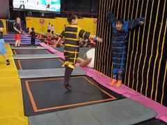 -嘿哟动霸CHUA·新潮玩运动娱乐中心·蹦床滑冰团建乐园