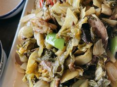 酸菜炒猪什-东方之猪四更烤乳猪(金垦总店)