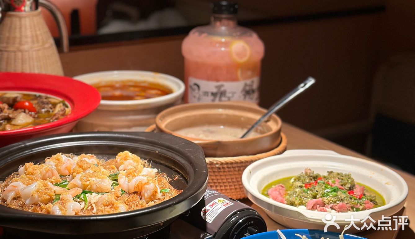 刚开业不久 到饭点就要排队了 人气超旺 高原青豆炖肥肠
