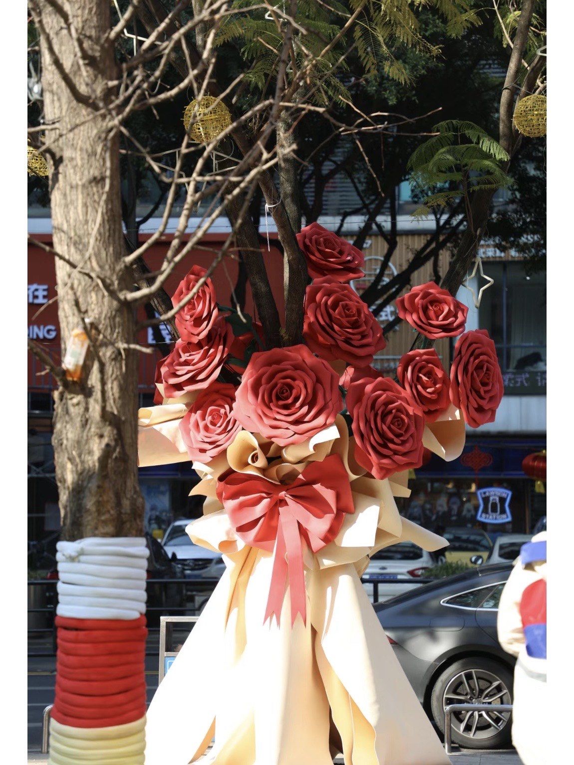 重庆街头!惊现巨巨巨巨大的玫瑰花树🌹