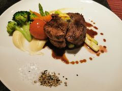 碳烤菲力牛排配土豆泥及红酒汁-WOLFGANG PUCK KITCHEN & BAR(迪士尼小镇店)