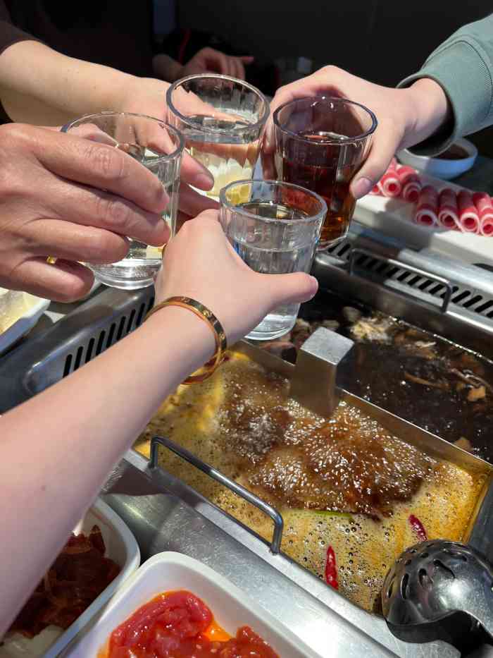 海底捞火锅(牡丹园店)-"生意超级好,永远热腾腾的样子,口味算是火.