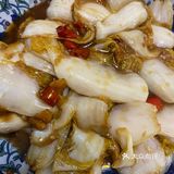 今日美食 酸醋白菜: ️炒辣椒跟蒜 ️加白菜炒
