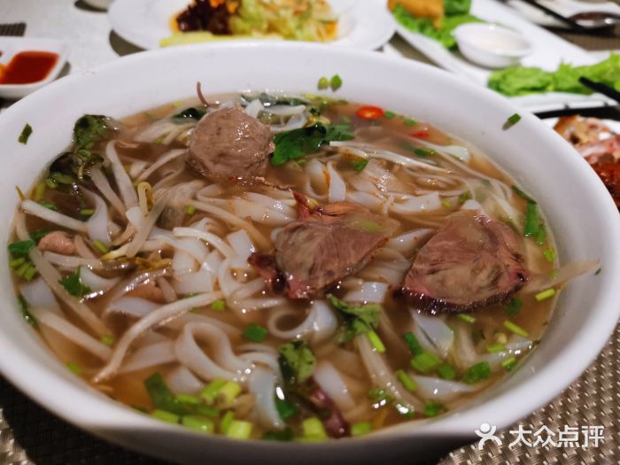 东田越南粉(斯普瑞斯奥特莱斯店)-火车头牛肉汤河粉-菜-火车头牛肉汤