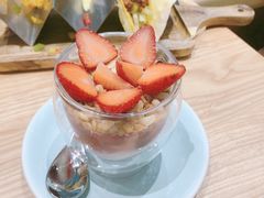 草莓燕麦酸奶杯-魏客咖啡(中铁中心店)