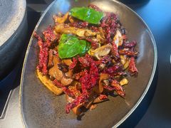 皱皮椒炒牛肝菌-Ameigo梅果·云贵川bistro(长宁来福士店)