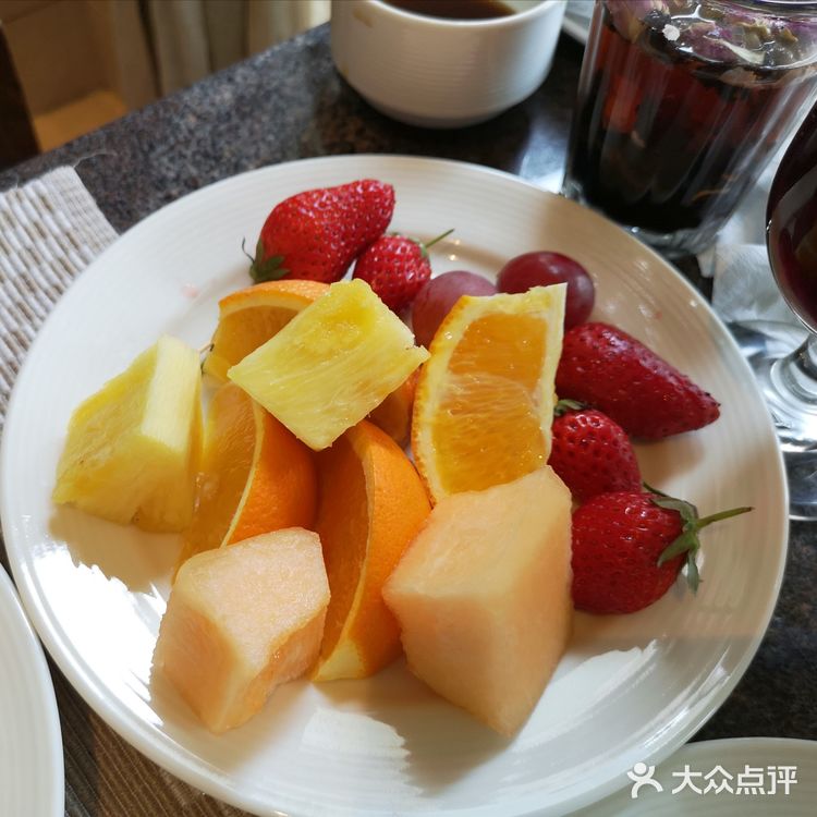根本吃不下了 ~因为母亲节 每桌还赠送了一包面包