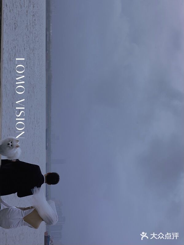 阴天下拍的电影感婚纱照🔵雾霾蓝太高级了