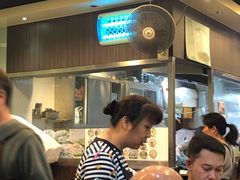 这个条纹女服务员点餐过程中极其不耐烦而且多次翻白眼因为我们是大陆人。对英文点餐顾客友好典型狗眼看人低-大师傅粥品(埃华街)