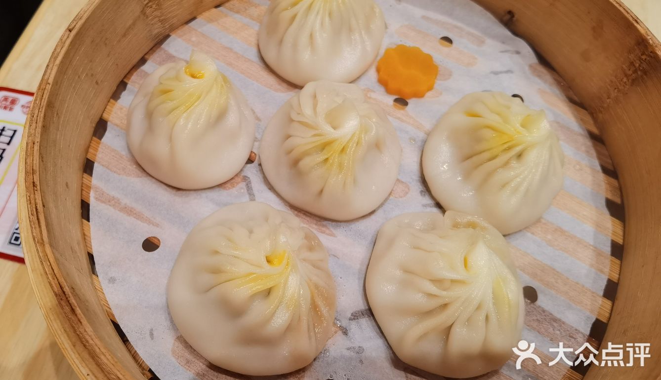 中午吃饭点来和朋友一起来到万象城里的弄堂小笼包