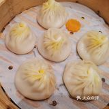 中午吃饭点来和朋友一起来到万象城里的弄堂小笼包