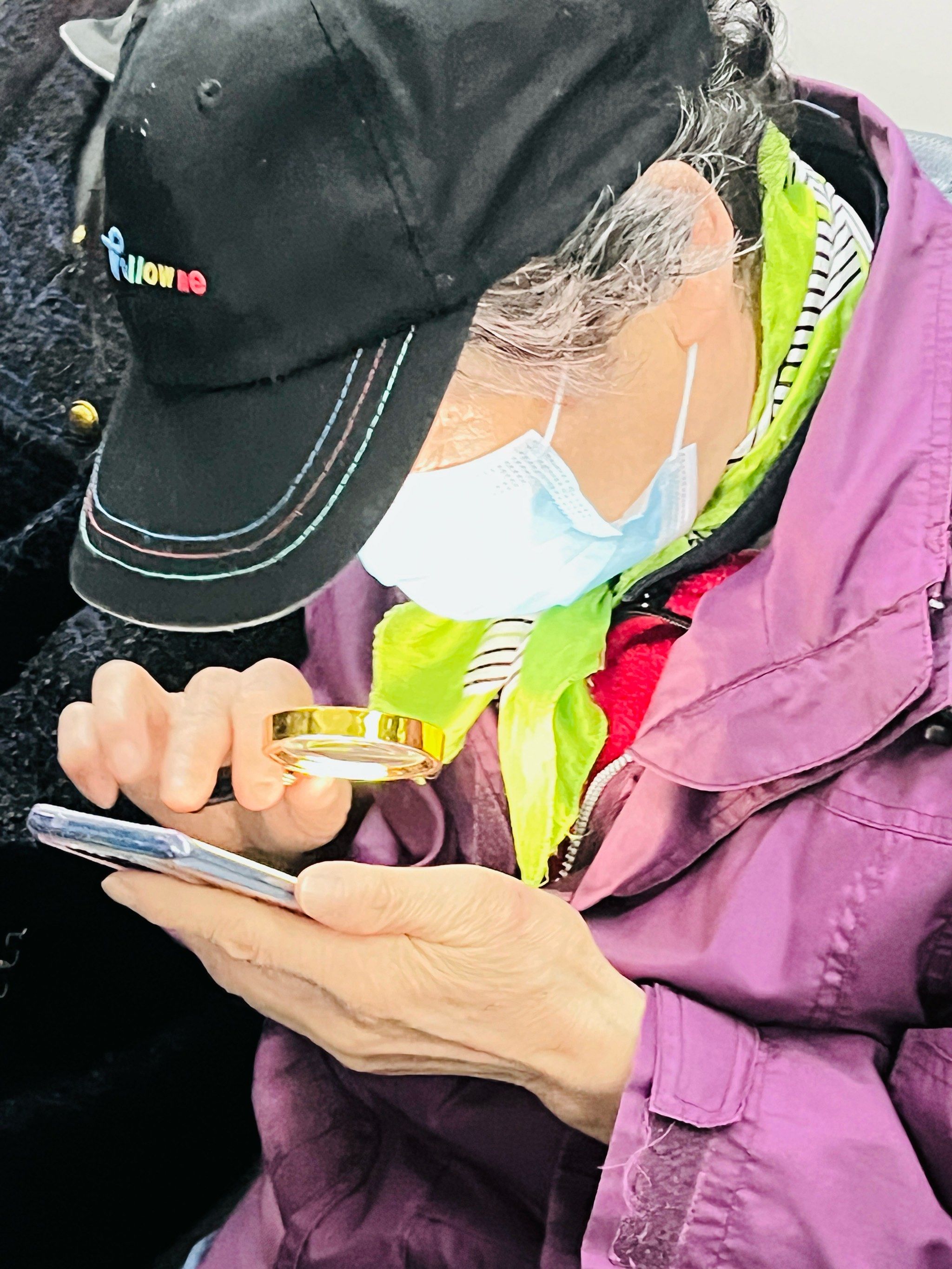 随手拍|地铁上的老奶奶91在用放大镜看手机