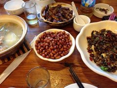 茄子煲、外婆草蛋、&nbsp;花生、小排冬瓜汤。2碗饭一瓶啤酒-海宁煲农家菜(惠南镇店)