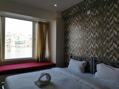 -Lake Shore Hotel & Restaurant
