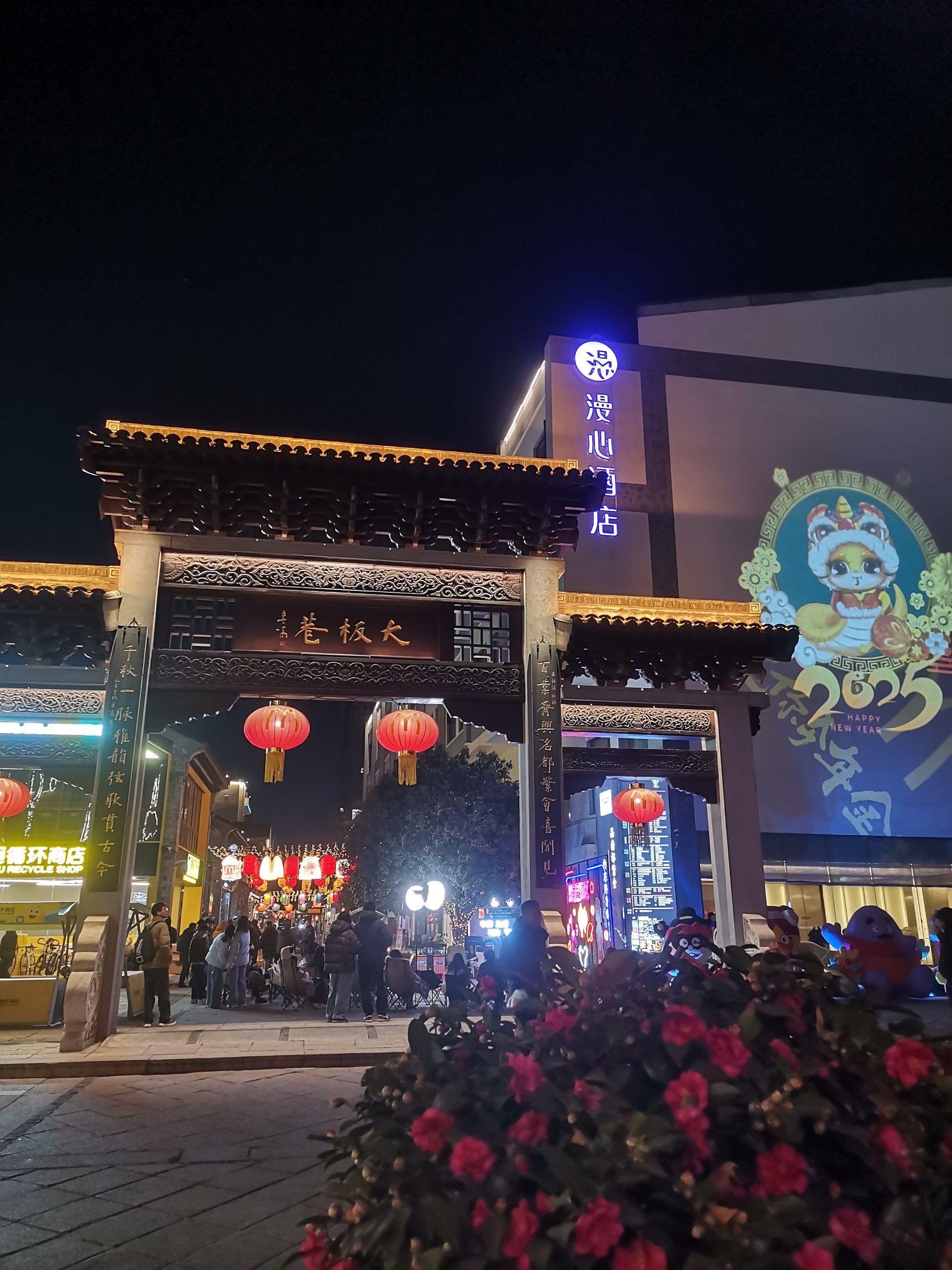 商业街的热闹时光