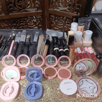 今天跟化妆师师姐姐外出跟服装品牌合作方一起打造客户