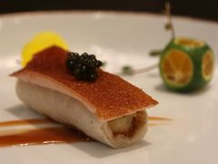 鱼子酱配脆皮烤乳猪-广州文华东方酒店·江-由辉师傅主理