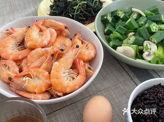 好久没有吃藜麦饭 很爱很香 是加了椰子水煮的～