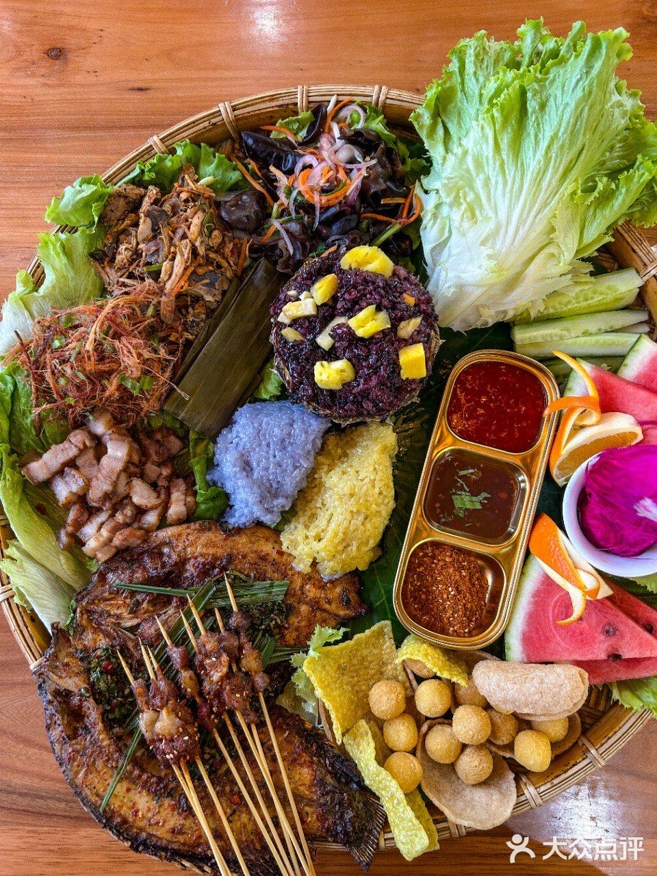 门店是一家傣味餐厅一共有两层菜品和环境 颜值都巨高